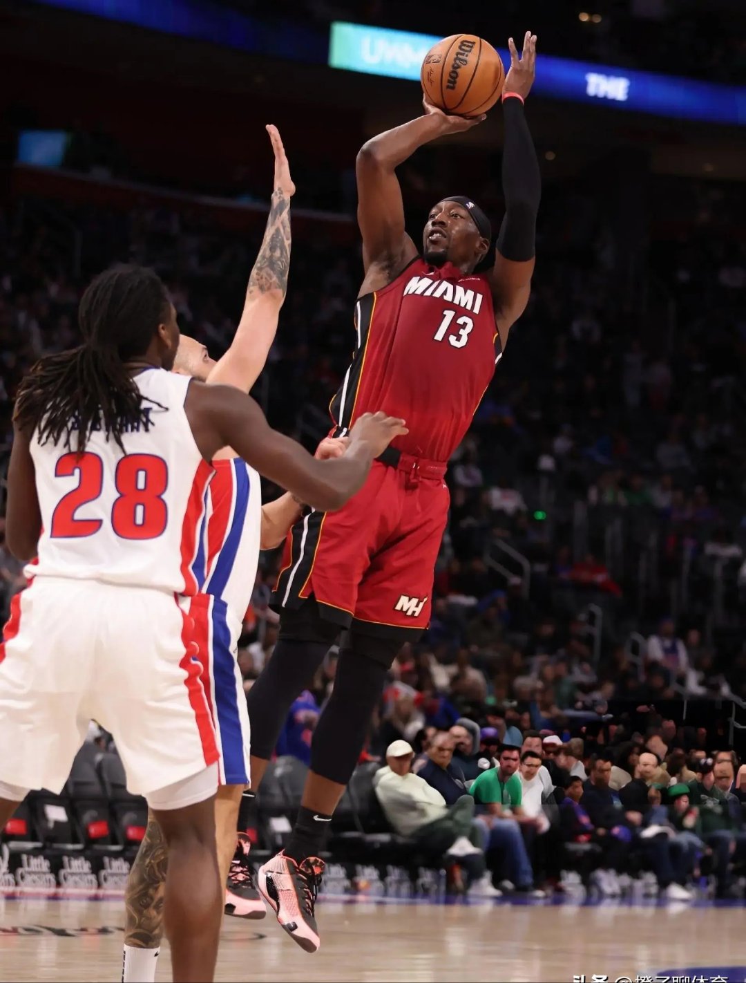 MK-包含赛地聚焦——NBA季后赛加时末段热度飙升，武汉三镇完成体检，媒体盛赞，训练强度明显提升的词条