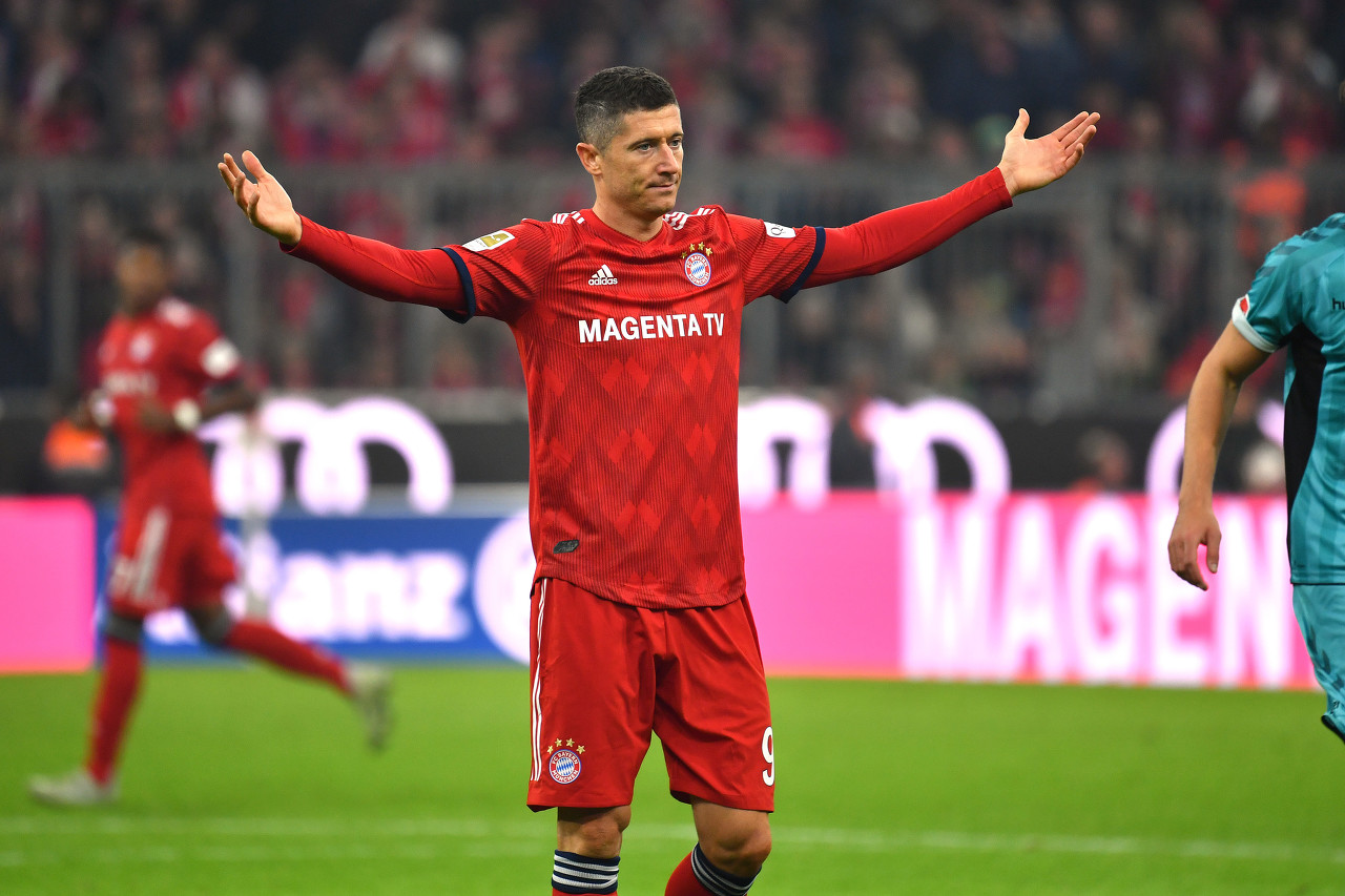 MK体育-莱万多夫斯基回归赛场,连败首场状态亮眼,拜仁观众沸腾!的简单介绍